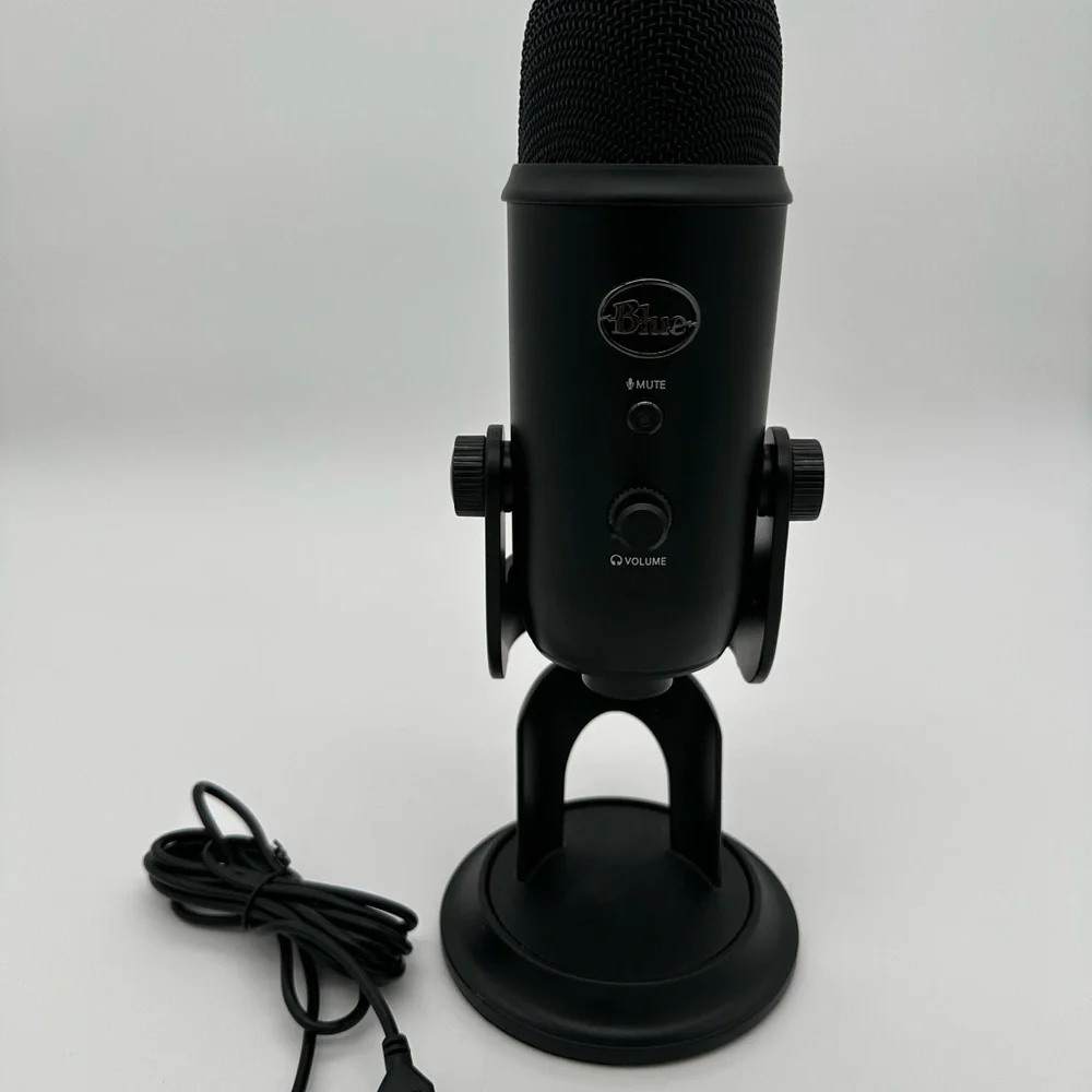 Blue Yeti Blackout USB Condenser Microphone – Professional Multi-Pattern Audio